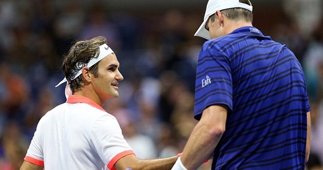 Federer hạ tay vợt cao 2m08 John Isner nhờ 'chiến thuật lạ'