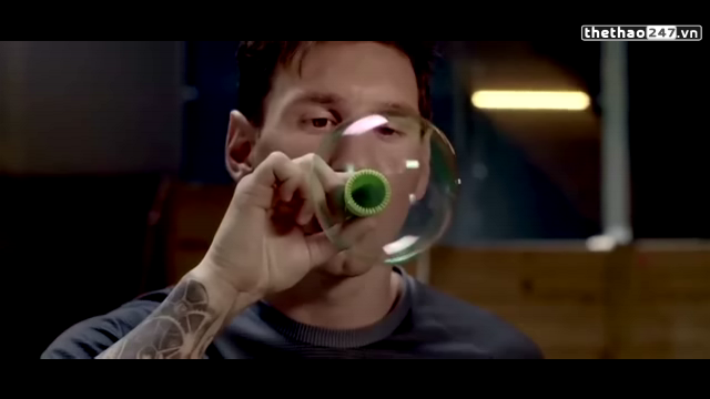 VIDEO: Messi trổ tài tâng bong bóng xà phòng