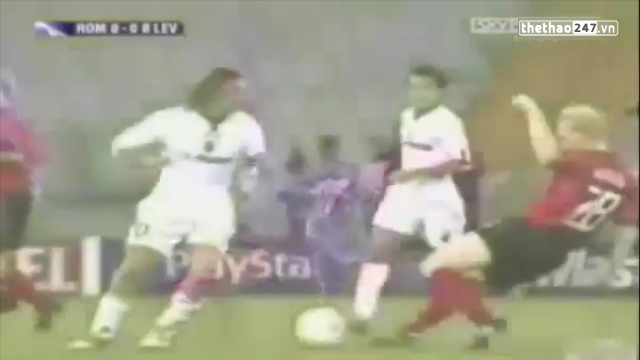 VIDEO: Cách đối phó của Totti khi đối phương vào bóng nguy hiểm
