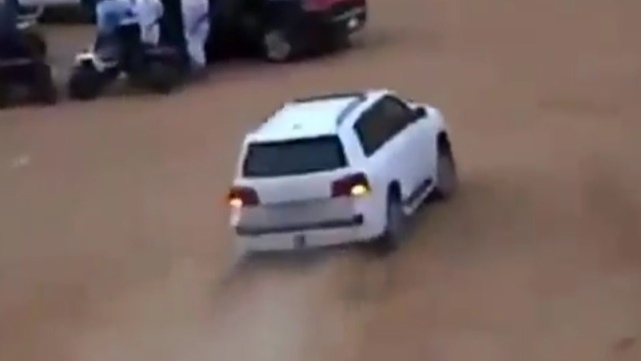 VIDEO: Ôtô mất lái gây náo loạn trên sa mạc
