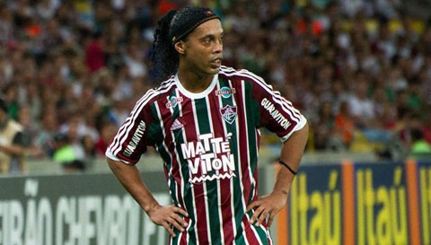 Ronaldinho bị đội bóng mới cắt hợp đồng