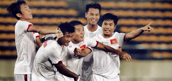 Thắng đậm Brunei 5 sao, U19 Việt Nam vươn lên dẫn đầu bảng