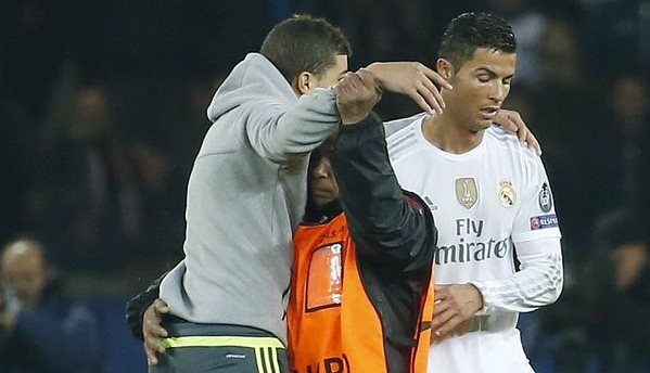 VIDEO: Ronaldo phát mệt vì fan cuồng lao vào sân đòi ôm