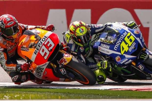 VIDEO: Cuộc chiến kinh hoàng giữa Rossi và Marquez trên đường đua MotoGP