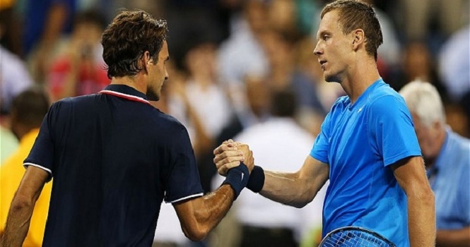 Đánh bại Berdych, Federer cùng Nole dẫn đầu bảng A