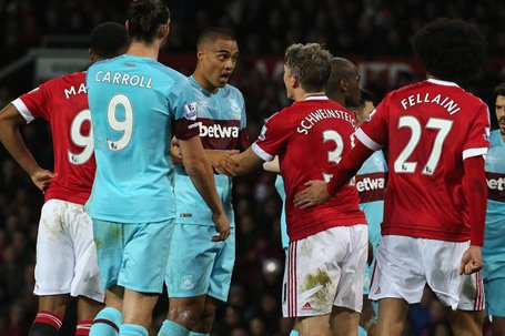 VIDEO: Tình huống Schweinsteiger đánh nguội cầu thủ West Ham