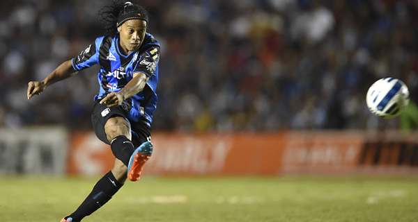 Ronaldinho có thể gia nhập Premier League vào tháng 1