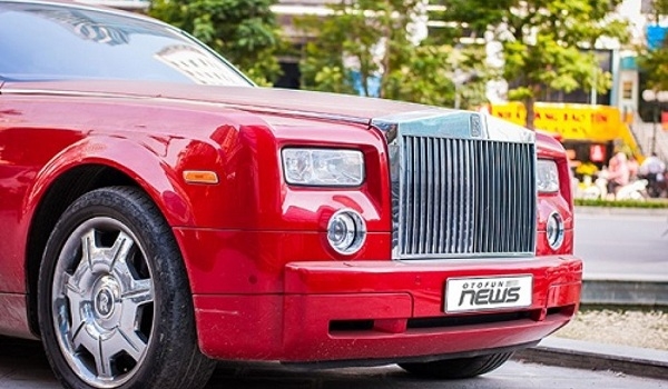 “Bóng ma” Rolls-Royce Phantom màu đỏ vang 'tái xuất' tại Việt Nam