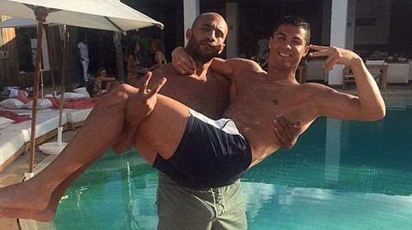 C.Ronaldo bị cấm đi chơi với… trai lạ