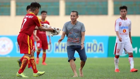 Hi hữu: Cầu thủ U19 PVF đi viện vì bị chó cắn giữa trận