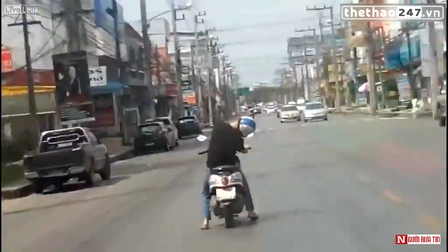 VIDEO: Thanh niên vừa ngủ vừa điều khiển xe máy trên đường phố