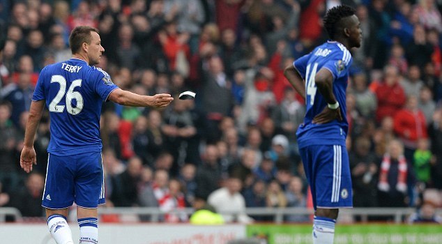 VIDEO: Nhận thẻ đỏ, John Terry thi đấu trận cuối trong màu áo Chelsea?