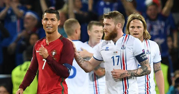 Đội trưởng Iceland lên tiếng về việc Ronaldo từ chối đổi áo