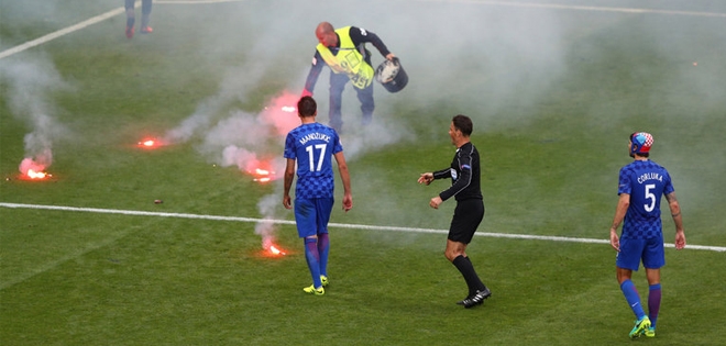 Croatia có nguy cơ bị loại khỏi EURO 2016 sau sự cố CĐV