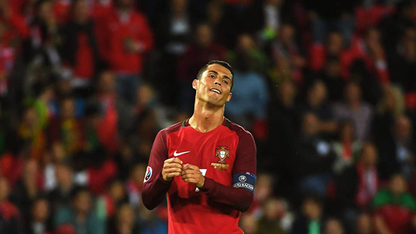 ‘Ronaldo là con lợn con’
