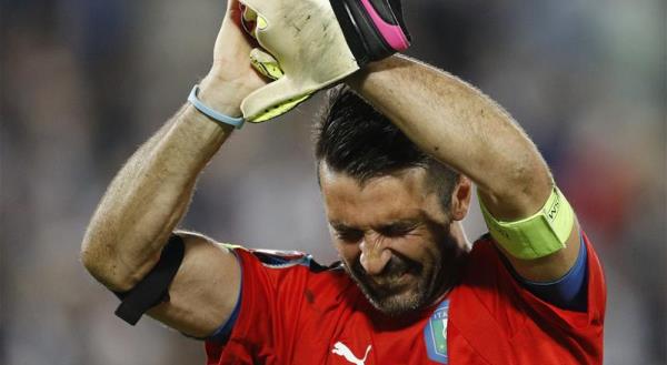 Những giọt nước mắt của Buffon sau trận thua kịch tính trước Đức