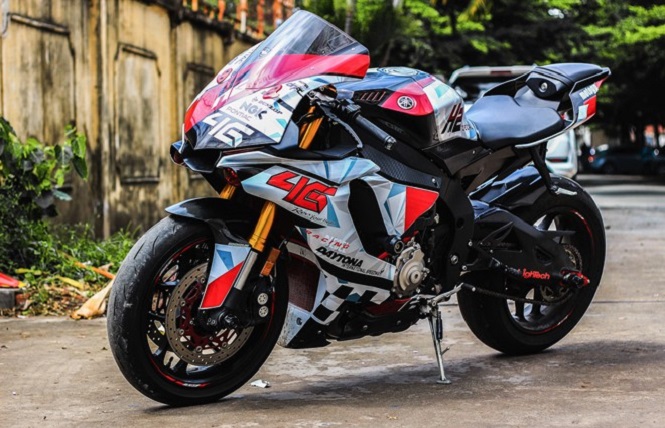 Thêm lửa cho Yamaha R1 với bản độ dán decal và ống pô Akrapovic