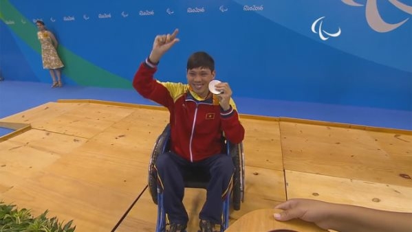 VIDEO: Võ Thanh Tùng giành tấm HCB lịch sử trên đường bơi Paralympic