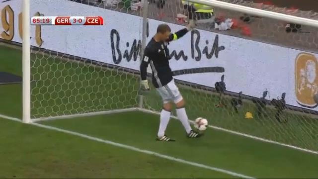 VIDEO: Thủ thành Manuel Neuer tự sút bóng trúng... mặt