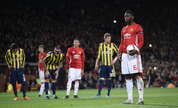 VIDEO: Pogba tái hiện phong cách đá pen siêu dị trước Fenebahce