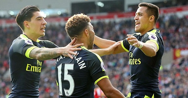 Song tấu Sanchez-Giroud tỏa sáng, Arsenal hủy diệt Sunderland