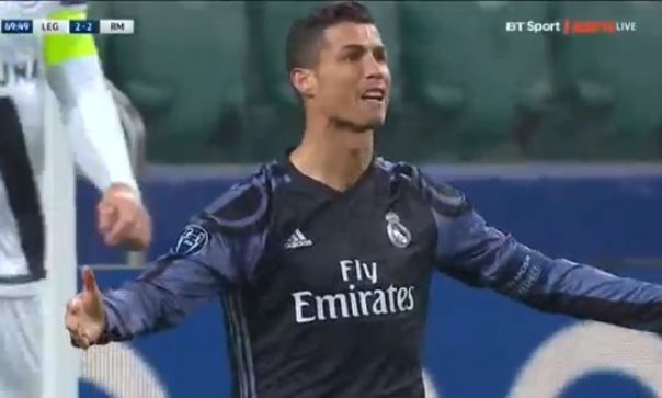 VIDEO: Đường chuyền không cần nhìn siêu hài của Ronaldo