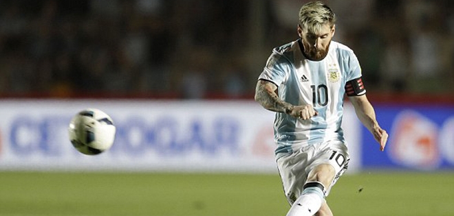 Messi rực sáng, Argentina thoát khỏi khu vực nguy hiểm
