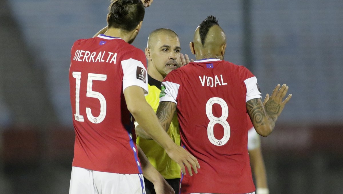 VIDEO: Pha bóng chạm tay gây tranh cãi trong ngày Chile thua đau Uruguay