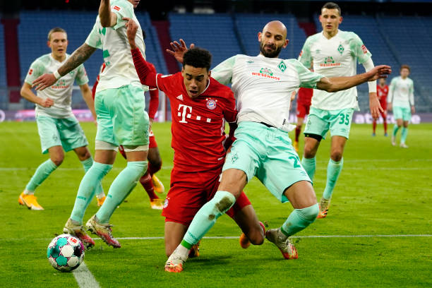 Neuer tỏa sáng, Bayern Munich thoát thua trên sân nhà