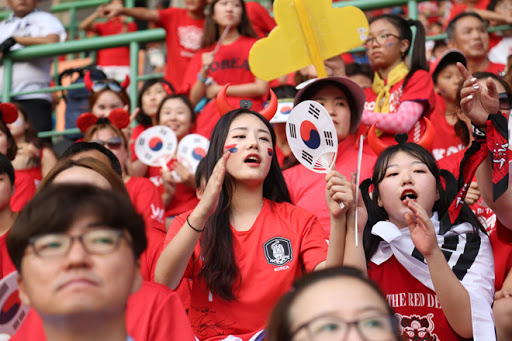 CĐV Hàn Quốc lỡ miệng vì chỉ trích Việt Nam muốn giảm lương ông Park
