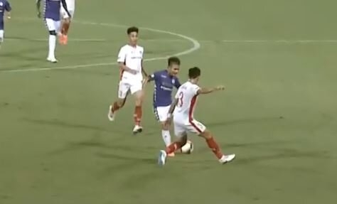 VIDEO: Quang Hải biến Quế Ngọc Hải thành gã hề với kỹ thuật của Iniesta