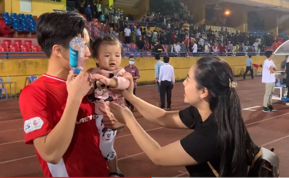 VIDEO: Hoàng Đức đóng vai ông bố trẻ, ân cần dỗ dành bé nhà Tiến Dũng