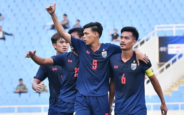 Đội bóng Việt Nam bất ngờ để CLB Thái Lan vượt mặt