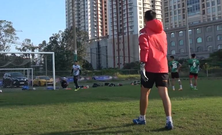 VIDEO: Trợ lý TP HCM thử thách tài năng của thủ môn ĐT Việt Nam