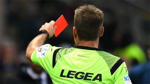 VIDEO: Đá vào mặt trọng tài, thủ môn nhận 'thẻ đỏ kỳ lạ'