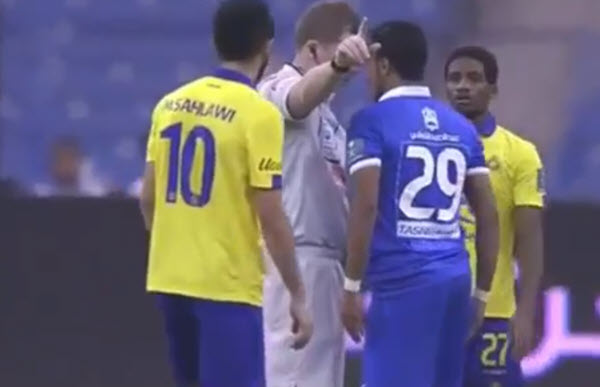 VIDEO: Cầu thủ nổi điên húc đầu vào trọng tài sau khi bị thổi phạt