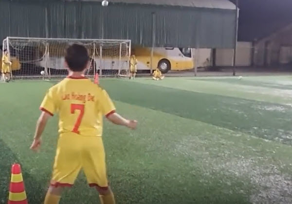 VIDEO: Ngạc nhiên tài năng trẻ U12 SLNA thực hiện cú sút 'cầu vồng khuyết'