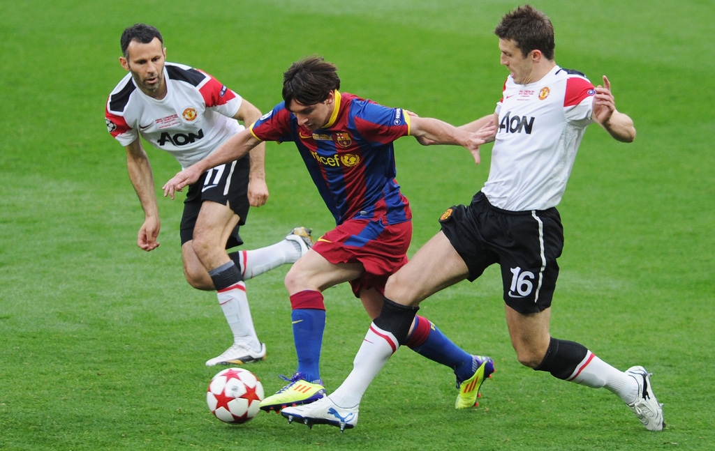 VIDEO: Messi từng hành hạ hàng thủ MU như thế nào? 