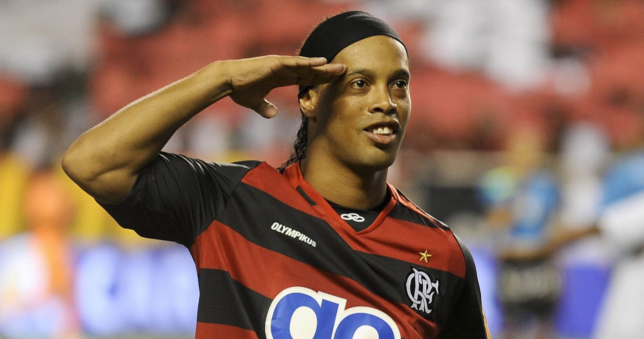 Ronaldinho đòi 'đi bar 2 lần mỗi tuần' để gia nhập đội bóng mới