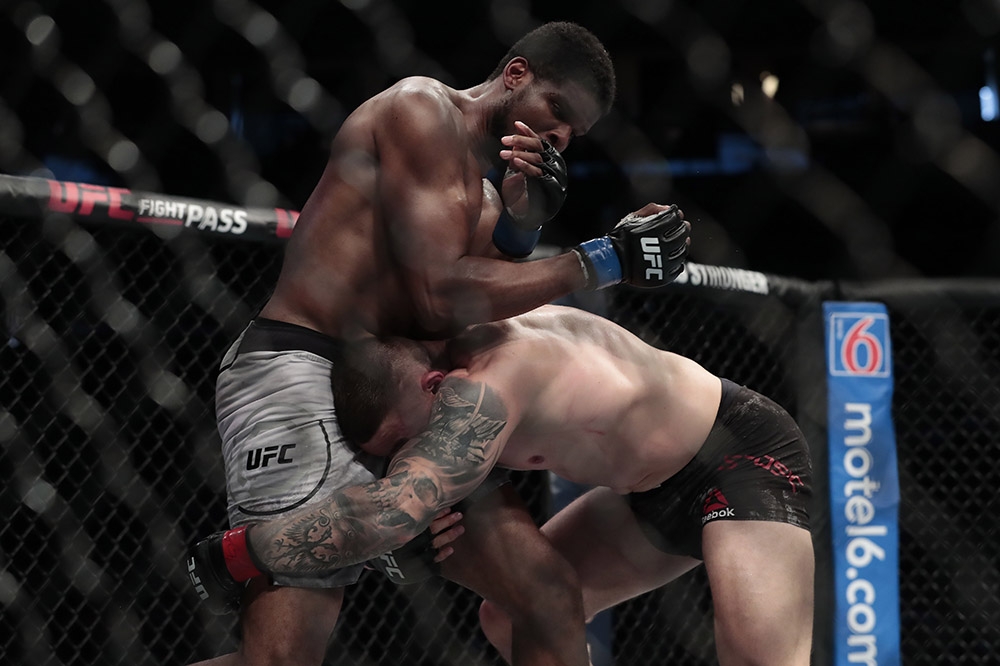 UFC dậy sóng: Võ sĩ 3 lần bị đá vào chỗ hiểm vẫn đứng vững 'báo thù'