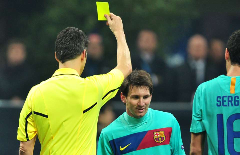 VIDEO: Messi ăn thẻ vàng vì sút penalty đánh lừa thủ môn 