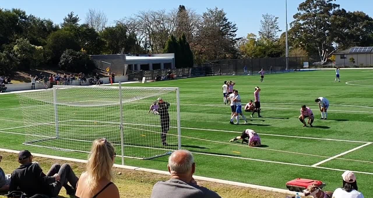 VIDEO: Cầu thủ đá phản lưới nhà khó hiểu trên chấm penalty