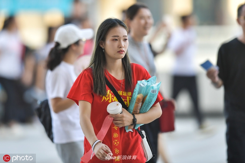 Nữ CĐV xinh đẹp Trung Quốc thu hút ánh nhìn ở trận thua U22 Việt Nam