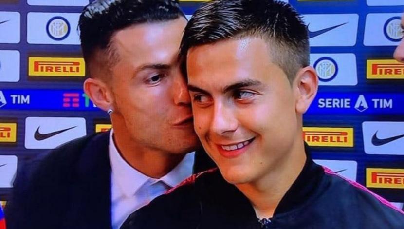 Ronaldo khiến Dybala bối rối khi trao... nụ hôn