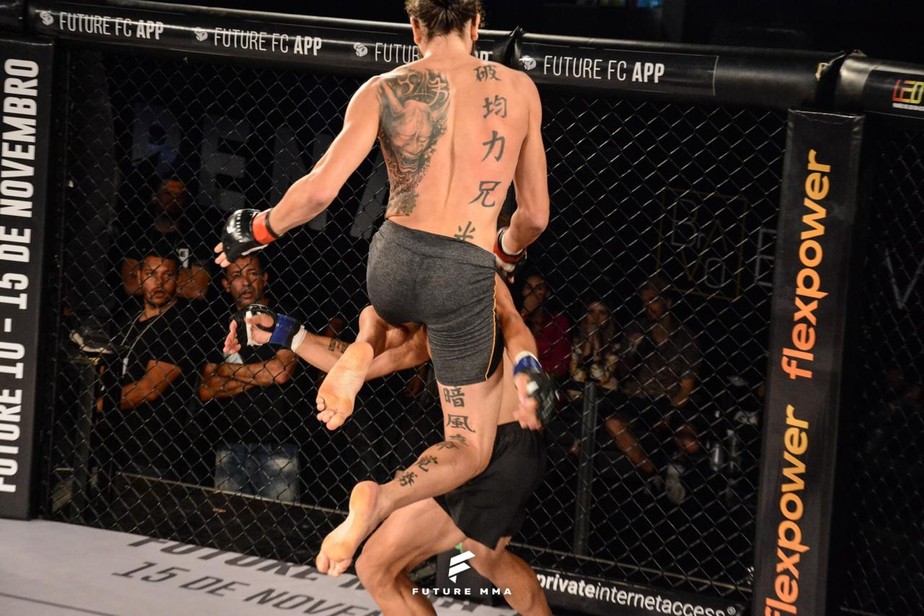 Tung đòn gối bay 'điên rồ', võ sĩ MMA khiến đối thủ bất tỉnh tại chỗ