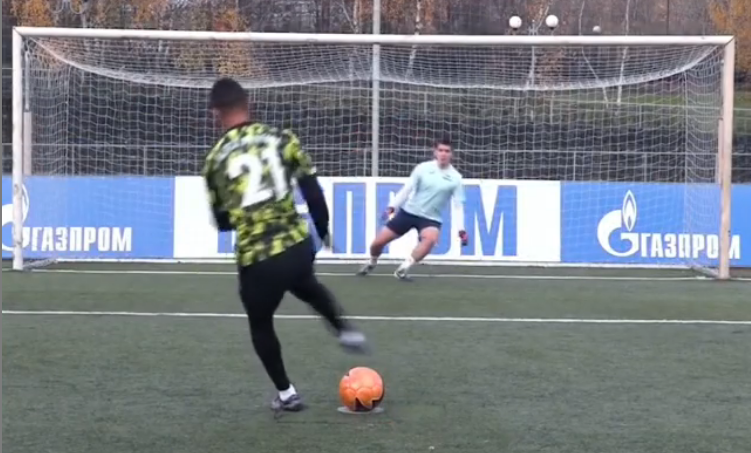 VIDEO: Cầu thủ sút penalty kiểu xoay 180 độ khiến thủ môn bó tay