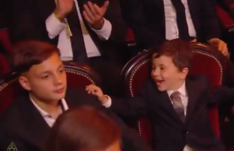 VIDEO: Con trai Messi ăn mừng Quả bóng Vàng của bố