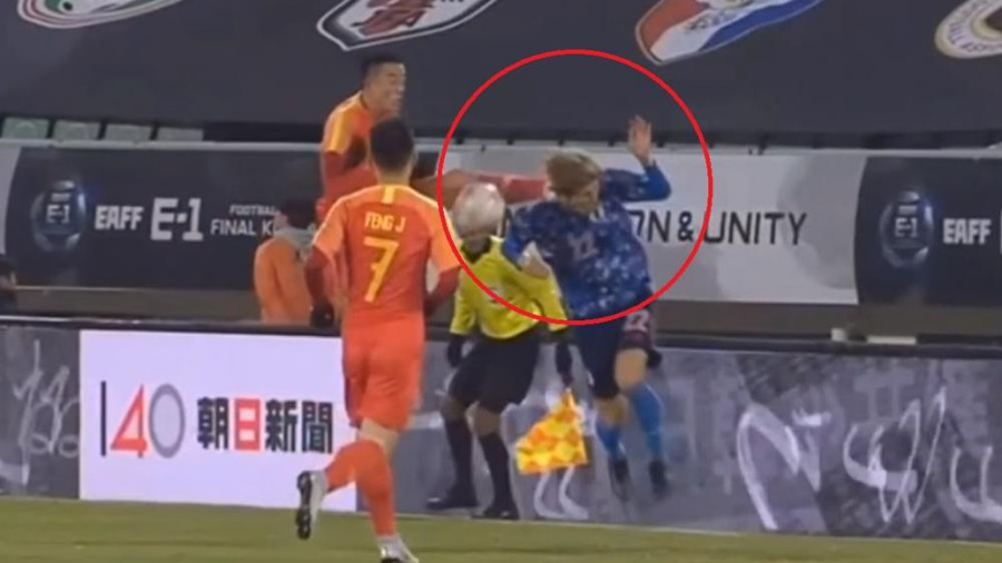 VIDEO: Cầu thủ Trung Quốc bay người đạp thẳng vào đầu đối phương