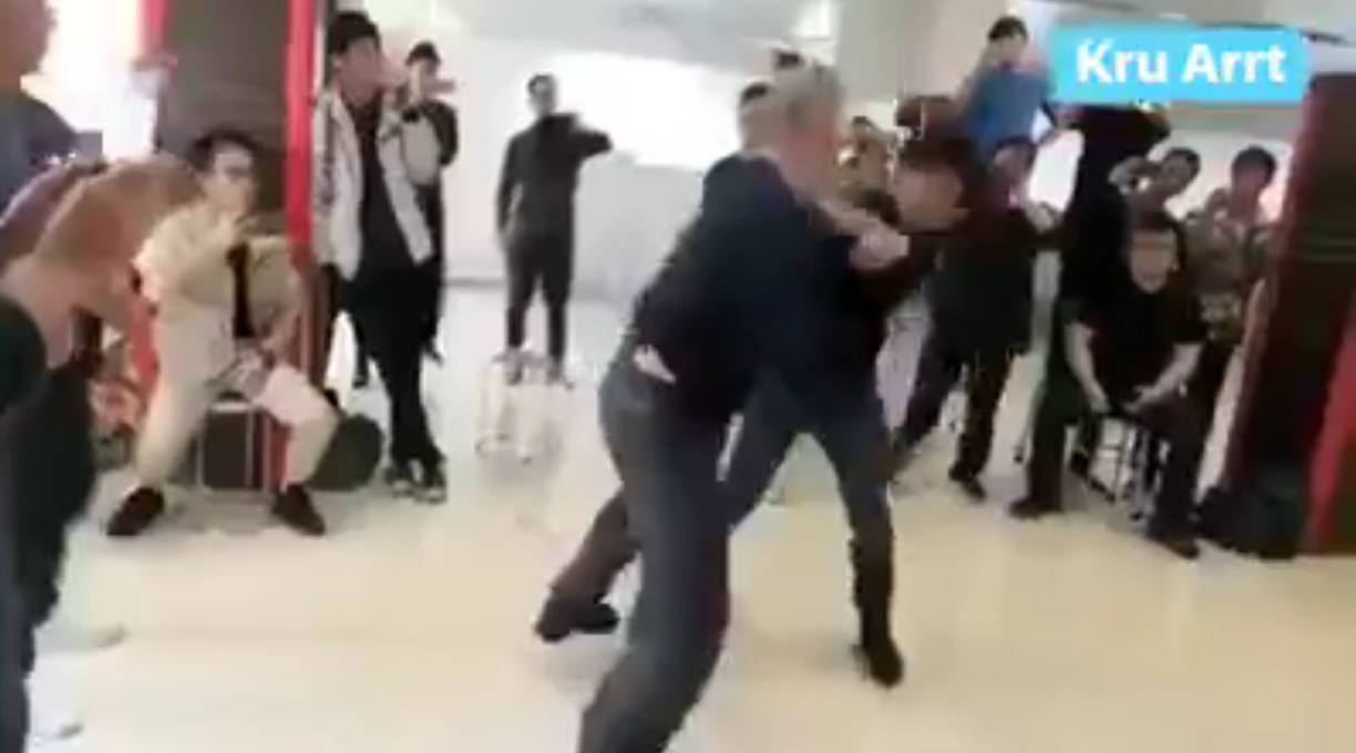VIDEO: Hai võ sư Vịnh Xuân gây bão với màn tỉ thí như 'trẻ con đánh lộn'