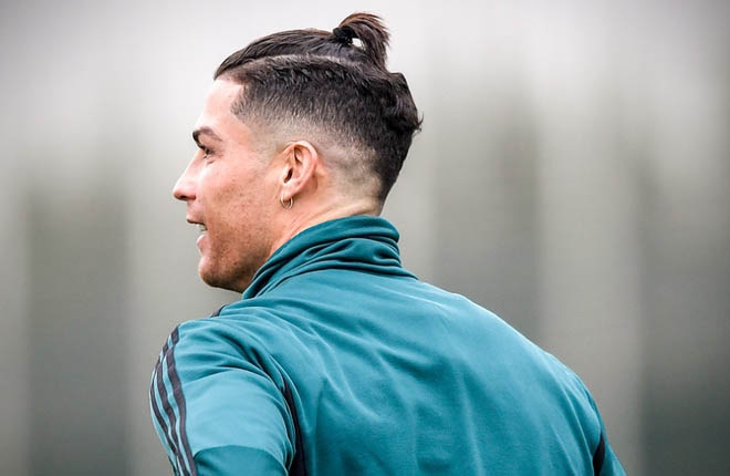 Ronaldo xuất hiện lạ lẫm với kiểu tóc mới